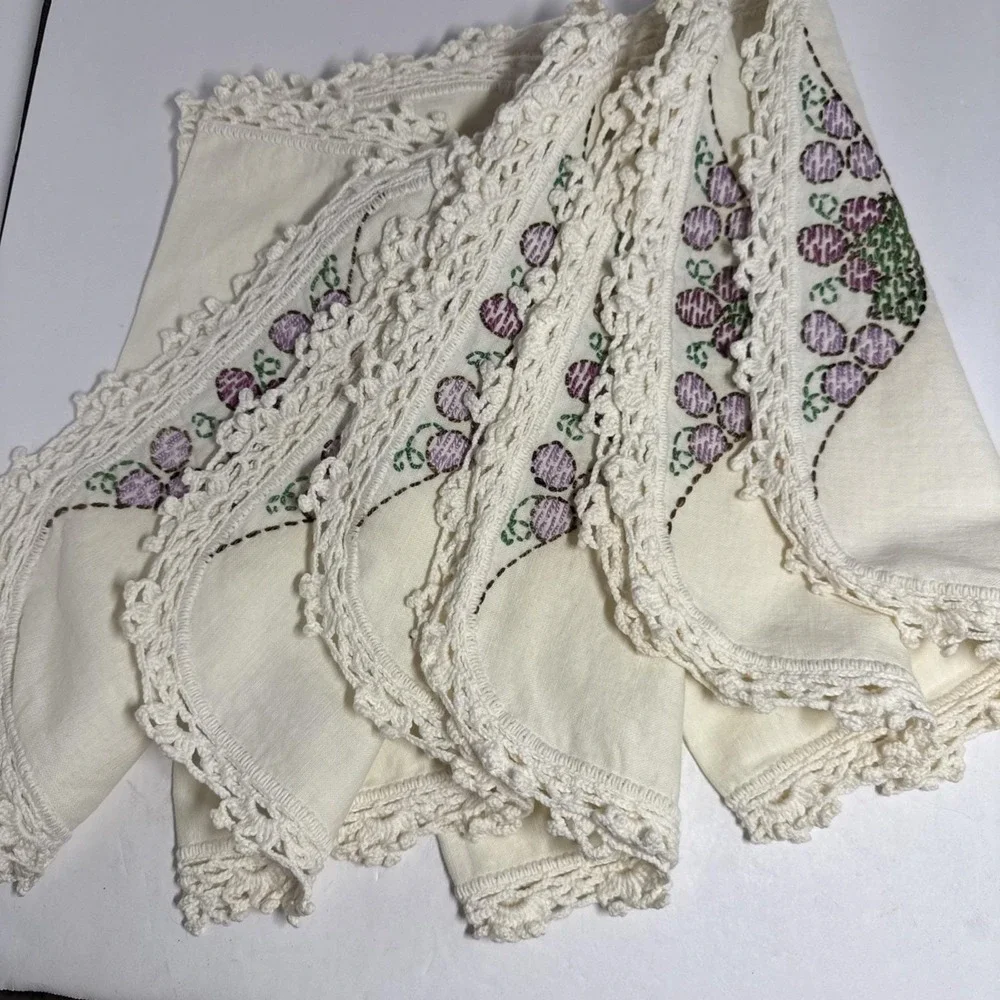 Vintage‎ Hand Embroidered Grape Linen Placemats Crochet Lace Trim Set of 4 White
